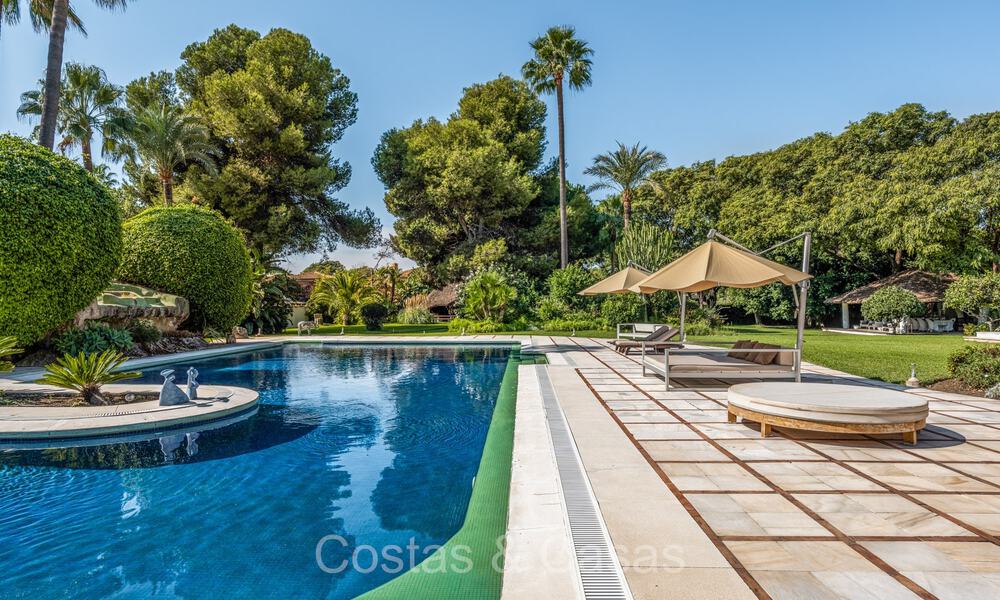 Impressive luxury villa for sale just a stone's throw from the beach on the New Golden Mile between Marbella and Estepona 74233