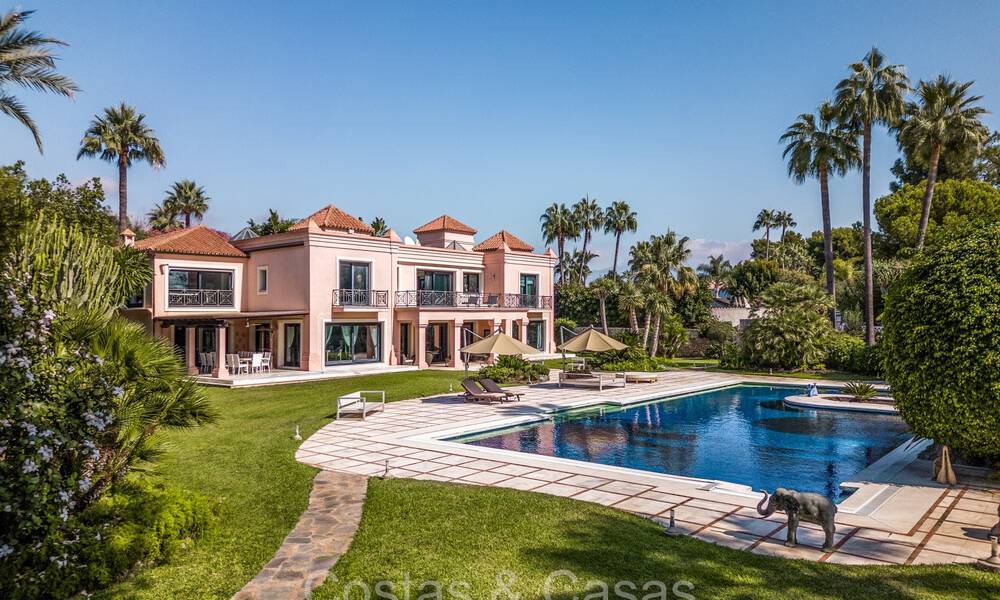 Impressive luxury villa for sale just a stone's throw from the beach on the New Golden Mile between Marbella and Estepona 74234