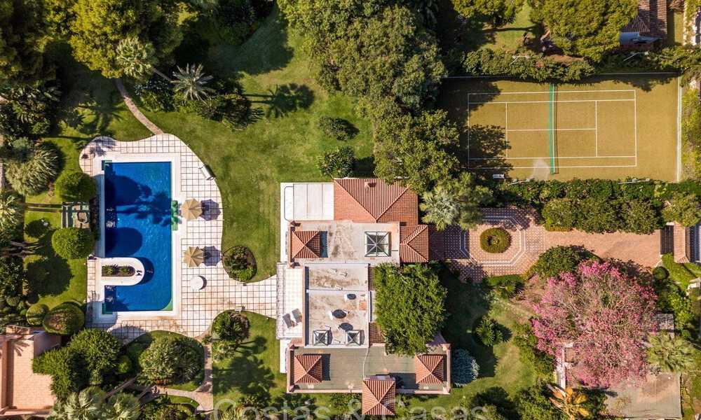 Impressive luxury villa for sale just a stone's throw from the beach on the New Golden Mile between Marbella and Estepona 74237