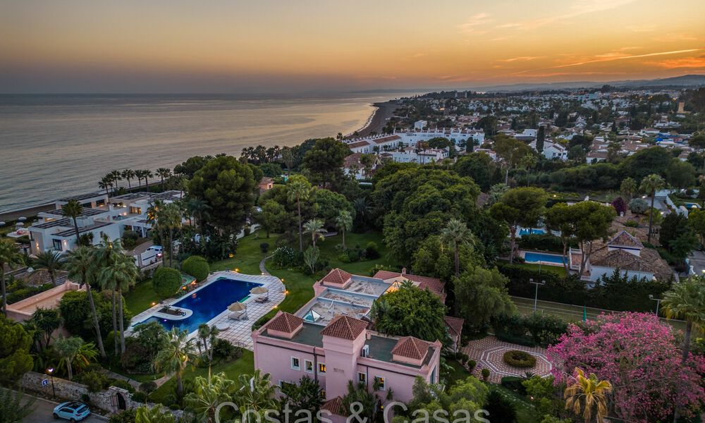 Impressive luxury villa for sale just a stone's throw from the beach on the New Golden Mile between Marbella and Estepona 74238