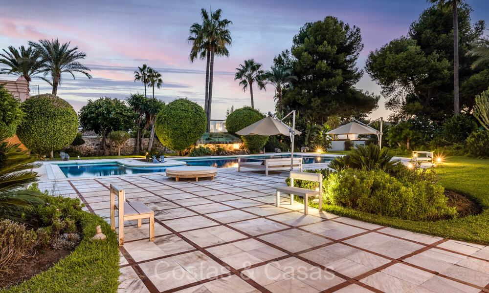 Impressive luxury villa for sale just a stone's throw from the beach on the New Golden Mile between Marbella and Estepona 74240