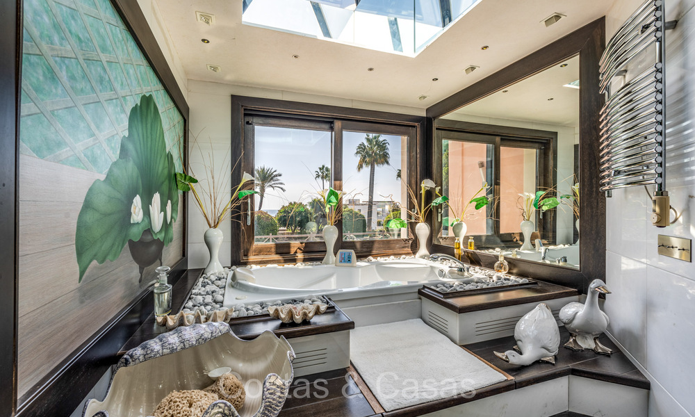 Impressive luxury villa for sale just a stone's throw from the beach on the New Golden Mile between Marbella and Estepona 74254