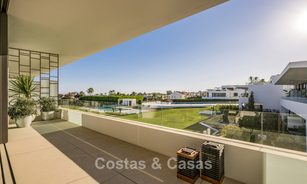 Move-in ready luxury house in an innovative and luxurious complex with sea views, located on Marbella’s Golden Mile 74520