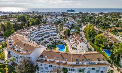 Contemporary renovated apartment within walking distance to all amenities and the beach in Nueva Andalucia, Marbella 74644