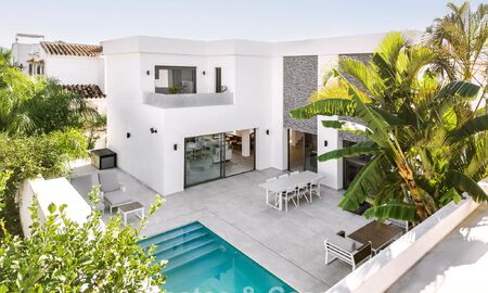 Modernist luxury villa for sale within walking distance to amenities on Marbella’s old town and prestigious Golden Mile 773895