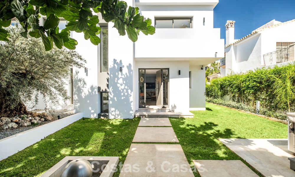 Modernist luxury villa for sale within walking distance to amenities on Marbella’s old town and prestigious Golden Mile 773917