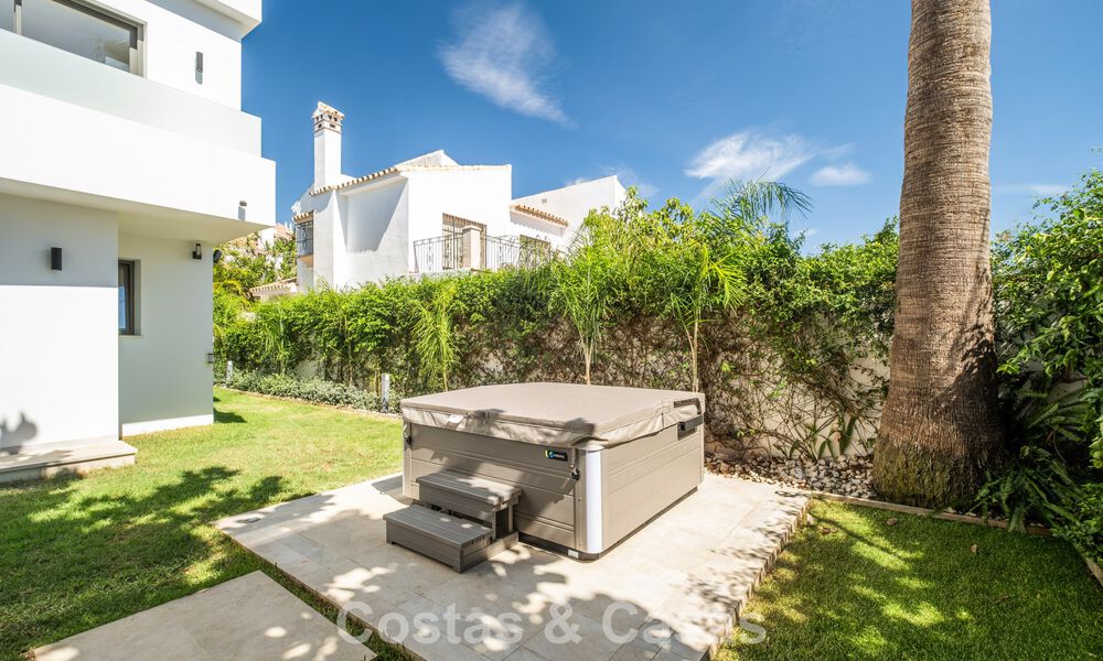 Modernist luxury villa for sale within walking distance to amenities on Marbella’s old town and prestigious Golden Mile 773918