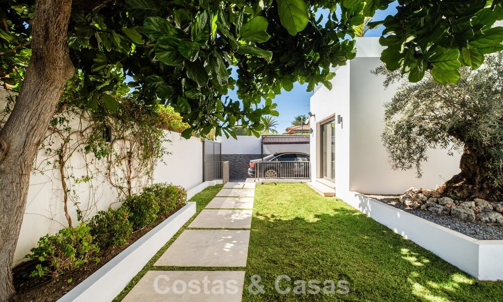 Modernist luxury villa for sale within walking distance to amenities on Marbella’s old town and prestigious Golden Mile 773919