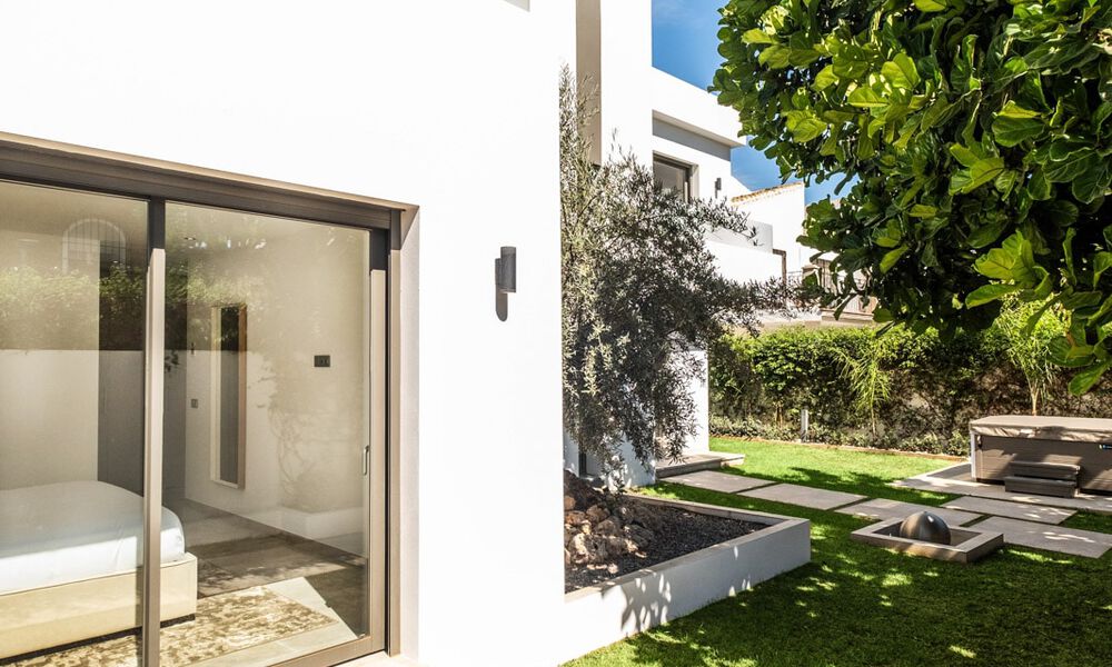 Modernist luxury villa for sale within walking distance to amenities on Marbella’s old town and prestigious Golden Mile 773920