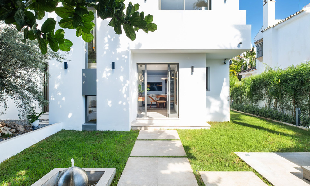 Modernist luxury villa for sale within walking distance to amenities on Marbella’s old town and prestigious Golden Mile 773928