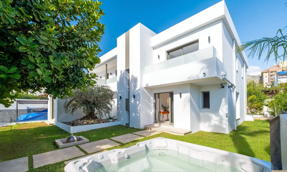 Modernist luxury villa for sale within walking distance to amenities on Marbella’s old town and prestigious Golden Mile 773929