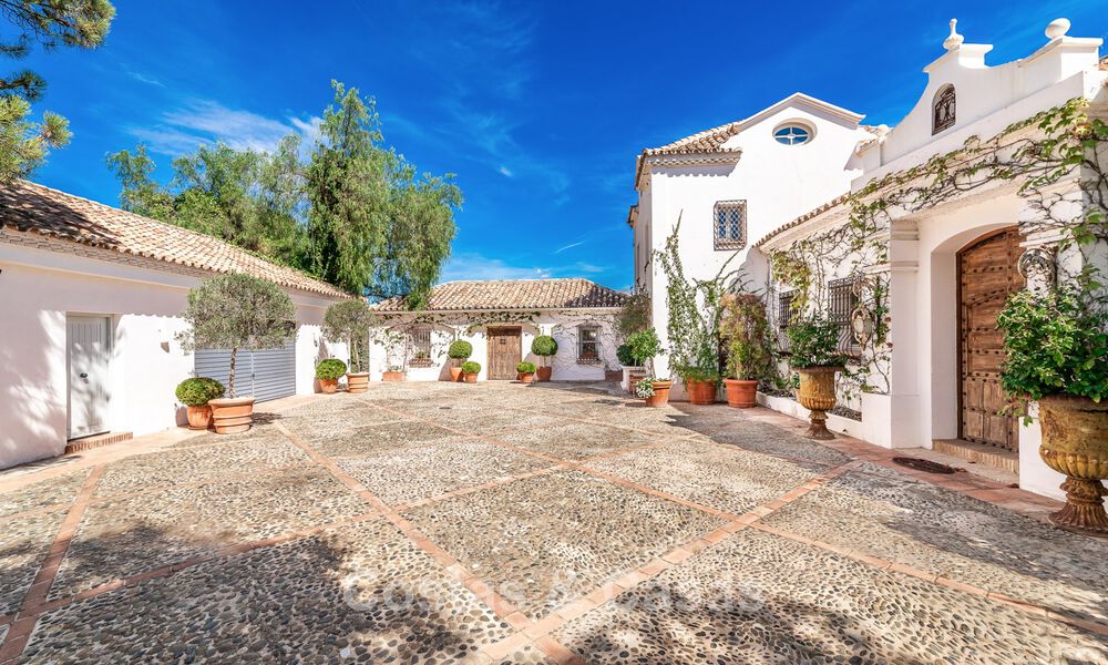 Enchanting luxury villa on beautiful grounds for sale surrounded by greenery in El Madroñal, Benahavis - Marbella 774131