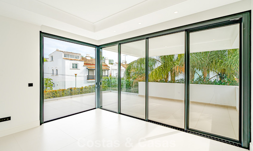 Move-in ready, contemporary new-build villa for sale just a stone's throw from the beach on Marbella's Golden Mile 774329