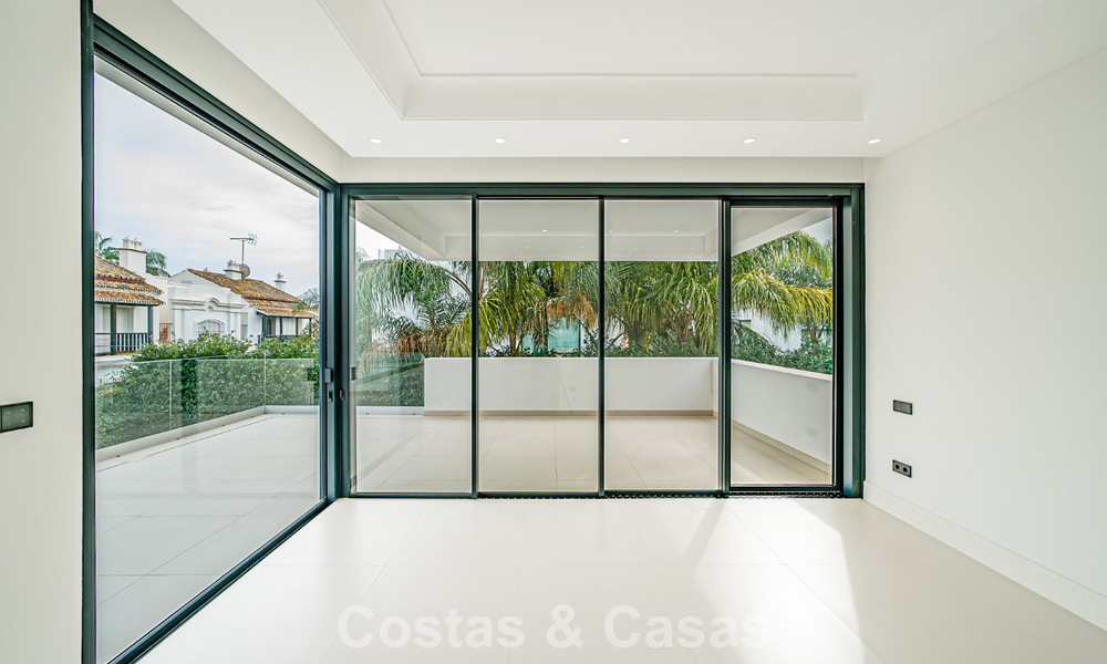 Move-in ready, contemporary new-build villa for sale just a stone's throw from the beach on Marbella's Golden Mile 774330