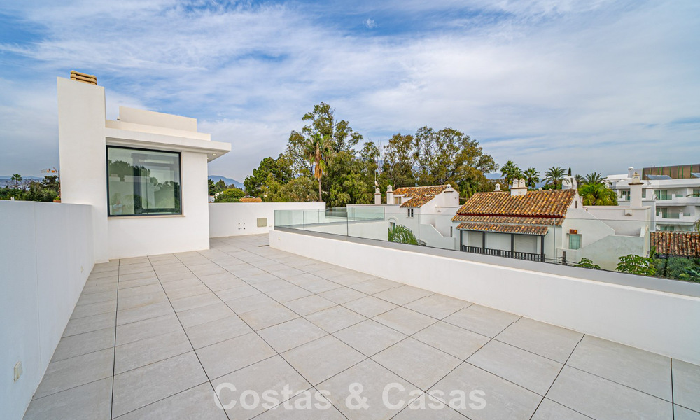 Move-in ready, contemporary new-build villa for sale just a stone's throw from the beach on Marbella's Golden Mile 774333