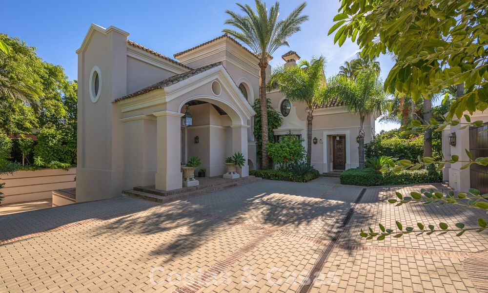 Impressive luxury villa for sale in a prestigious urbanisation within walking distance to the beach in Guadalmina Baja, Marbella 773938