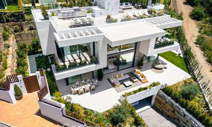 High-end luxury villa with minimalist design for sale in a gated community just East of Marbella town centre 800678