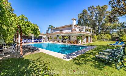 Beachside villa just a stone’s throw from the beach for sale on the New Golden Mile between Marbella and Estepona 802601