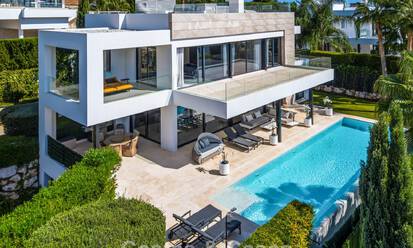 Contemporary luxury villa with minimalist design for sale in Nueva Andalucía, Marbella 808125